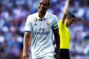 里昂迎荷甲关键赛，关键时刻调整名单，底气十足，赛程密集仍需轮换的简单介绍